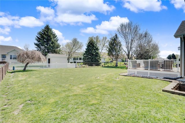 325 N 16th Avenue, Hiawatha, IA 52233