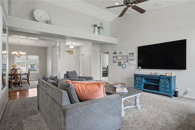 325 N 16th Avenue, Hiawatha, IA 52233