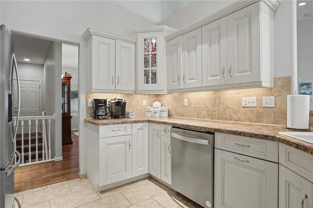 325 N 16th Avenue, Hiawatha, IA 52233