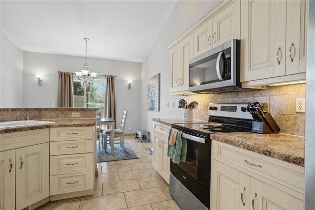 325 N 16th Avenue, Hiawatha, IA 52233