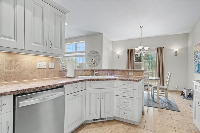 325 N 16th Avenue, Hiawatha, IA 52233