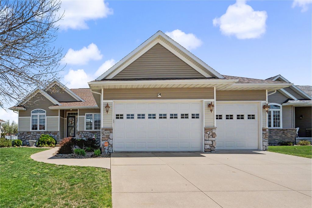 325 N 16th Avenue, Hiawatha, IA 52233