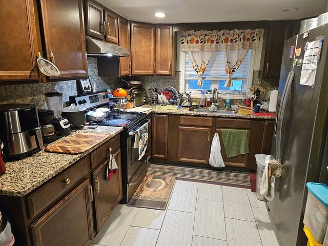 18 Union St, Taunton, MA 02780