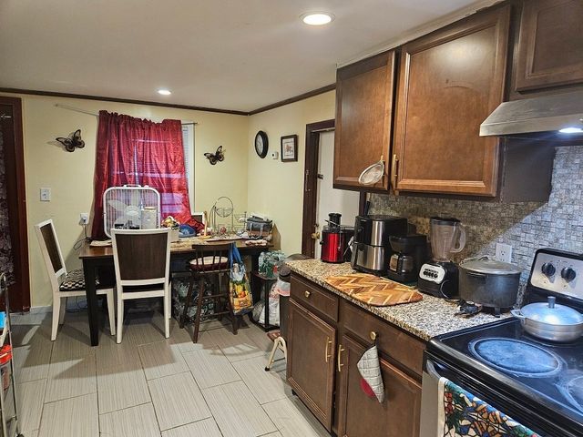 18 Union St, Taunton, MA 02780
