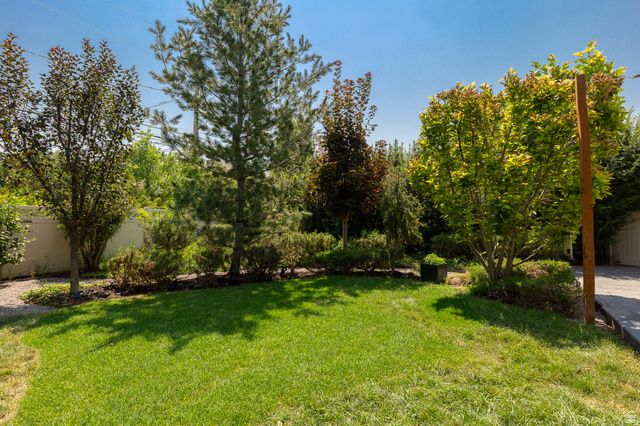 5471 S KNOLLCREST ST, Murray, UT 84107