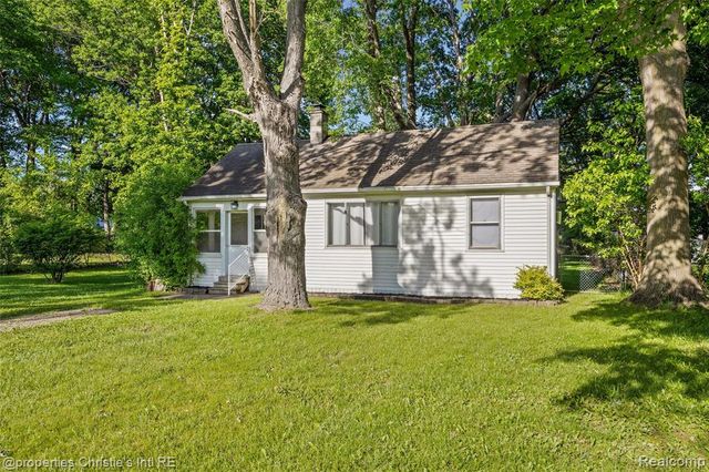 32660 Saint Vincent Avenue, Warren, MI 48092