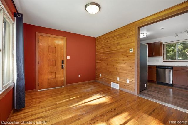 32660 Saint Vincent Avenue, Warren, MI 48092