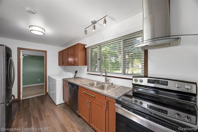 32660 Saint Vincent Avenue, Warren, MI 48092