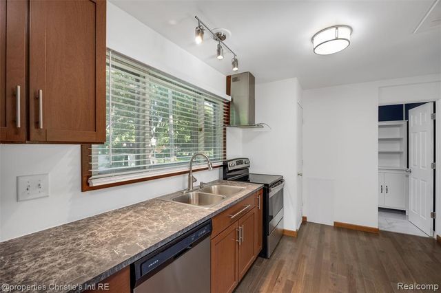 32660 Saint Vincent Avenue, Warren, MI 48092