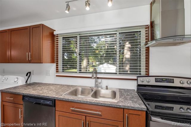 32660 Saint Vincent Avenue, Warren, MI 48092