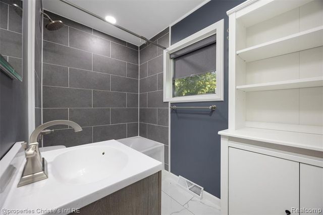 32660 Saint Vincent Avenue, Warren, MI 48092