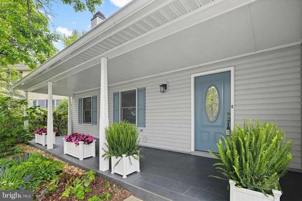 Image 3 of property listing at 6267 DAWN DAY DR, Columbia, MD 21045