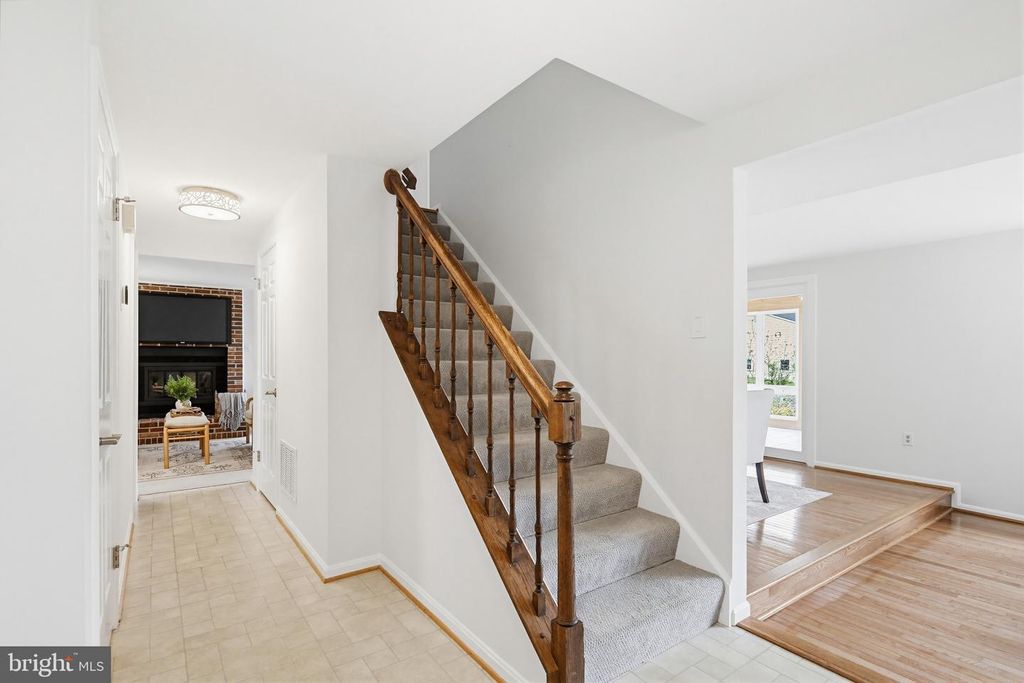 Image 5 of property listing at 6267 DAWN DAY DR, Columbia, MD 21045