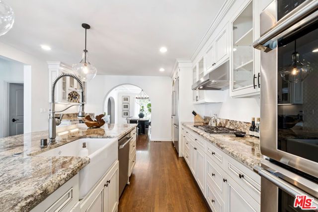 956 S Longwood Avenue, Los Angeles, CA 90019