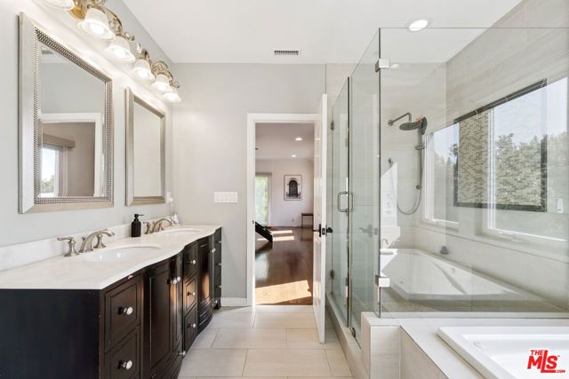 956 S Longwood Avenue, Los Angeles, CA 90019