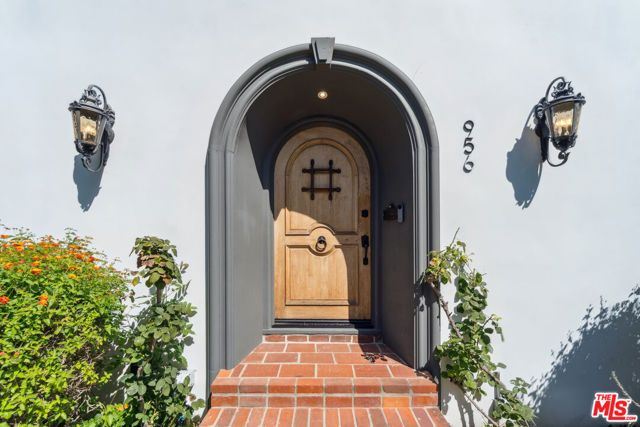 956 S Longwood Avenue, Los Angeles, CA 90019