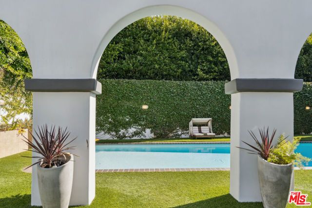 956 S Longwood Avenue, Los Angeles, CA 90019