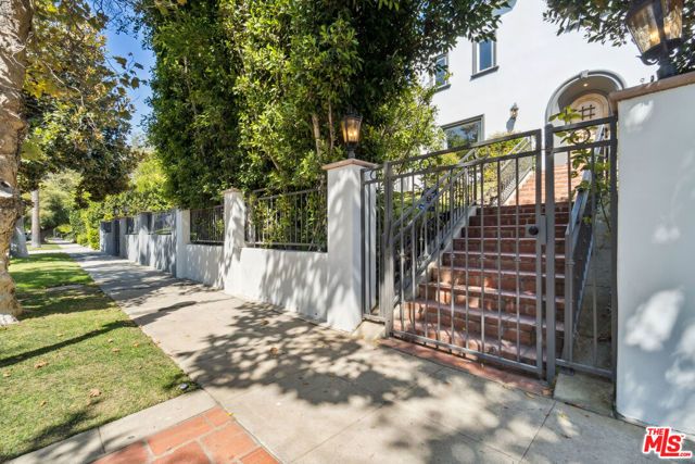 956 S Longwood Avenue, Los Angeles, CA 90019