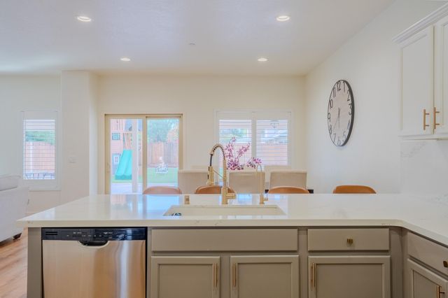 2241 N Sallee Court, Visalia, CA 93291