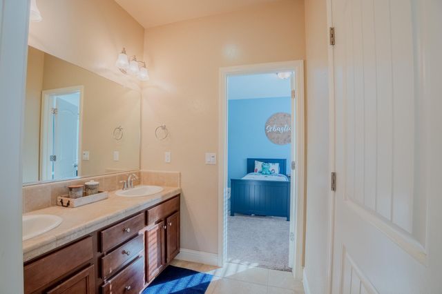 2241 N Sallee Court, Visalia, CA 93291