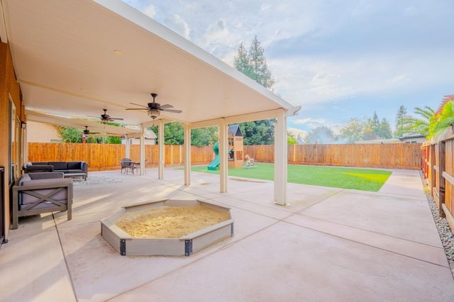 2241 N Sallee Court, Visalia, CA 93291