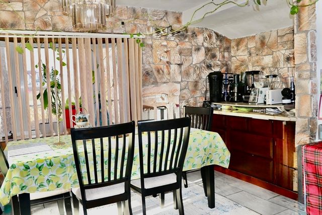 56 Loxwood St, Worcester, MA 01604