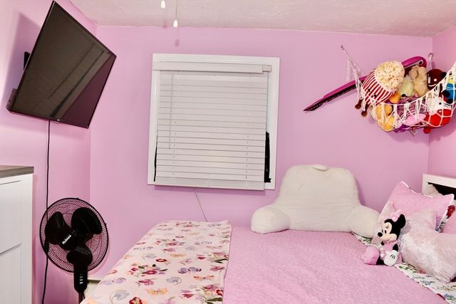 56 Loxwood St, Worcester, MA 01604