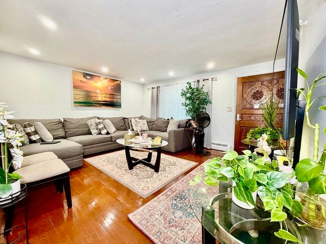 56 Loxwood St, Worcester, MA 01604