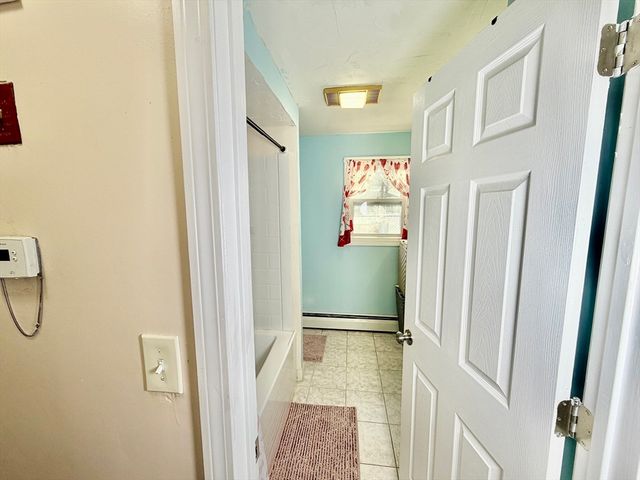 56 Loxwood St, Worcester, MA 01604