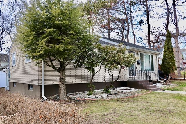 56 Loxwood St, Worcester, MA 01604