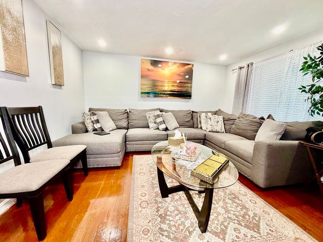 56 Loxwood St, Worcester, MA 01604