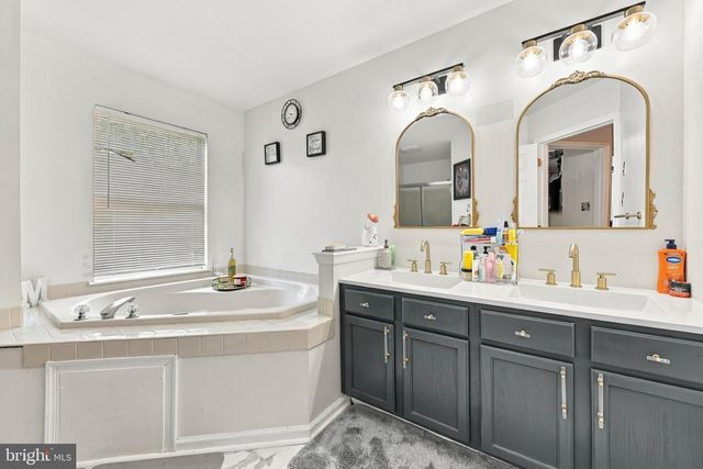 4 W KENNEDY DR, Clementon, NJ 08021