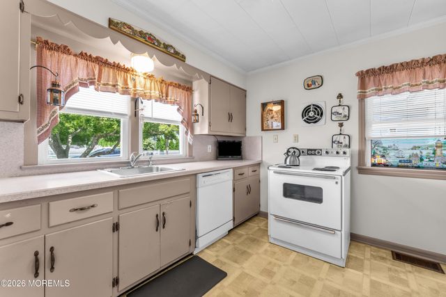 14 Larboard Street, Beachwood, NJ 08722
