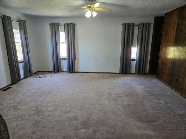 32188 Osawatomie Road, Paola, KS 66071