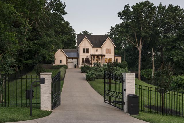 4527 Beacon Dr, Nashville, TN 37215