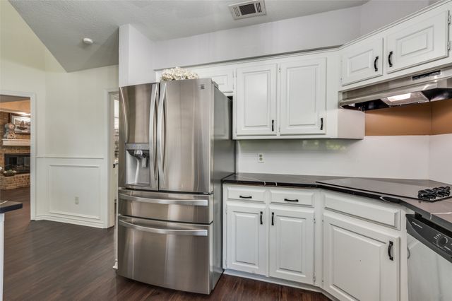2017 Paddockview Drive, Arlington, TX 76017