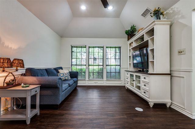 2017 Paddockview Drive, Arlington, TX 76017