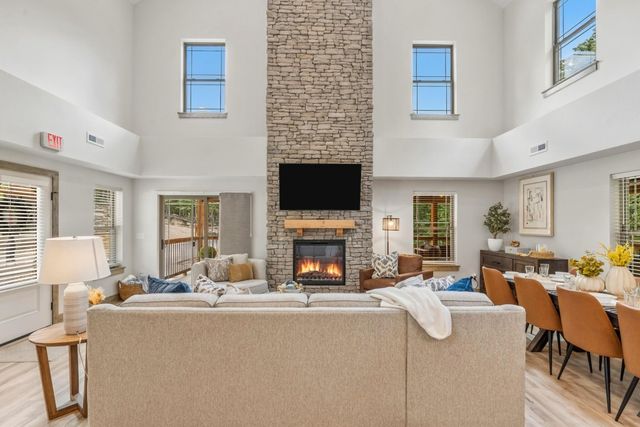 277 Meadow Spring Way, Hollister, MO 65672