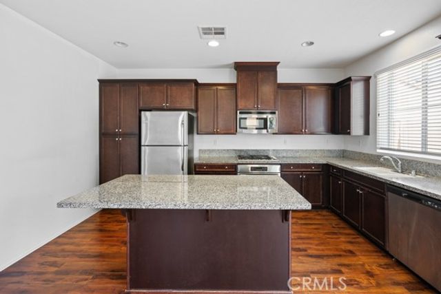 7076 Luminaire Court, Eastvale, CA 92880
