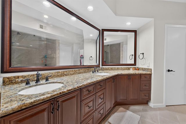 6000 Sugar Hill Drive 17, Houston, TX 77057