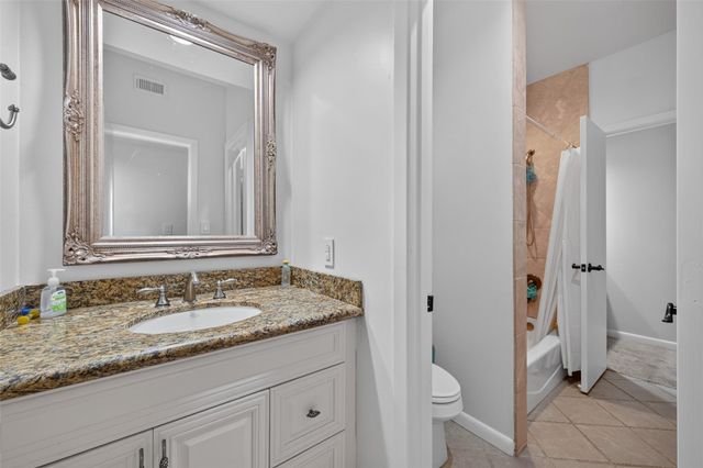 6000 Sugar Hill Drive 17, Houston, TX 77057