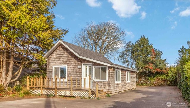 808 Pacific Avenue N, Long Beach, WA 98631