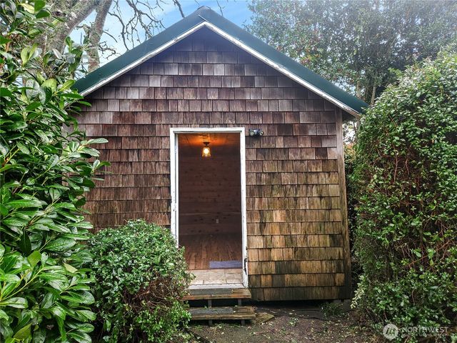 808 Pacific Avenue N, Long Beach, WA 98631