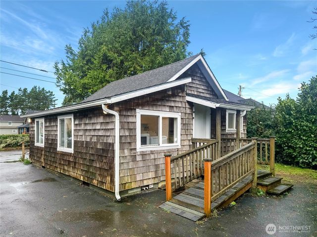 808 Pacific Avenue N, Long Beach, WA 98631