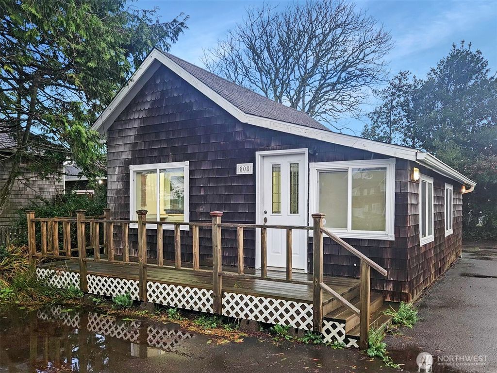 808 Pacific Avenue N, Long Beach, WA 98631