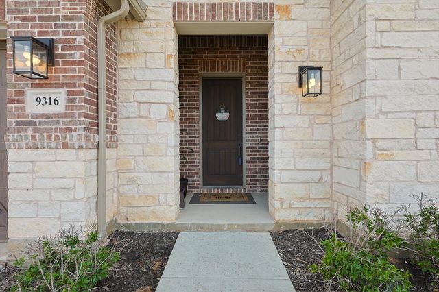 9316 Sandhills Drive, Lantana, TX 76226