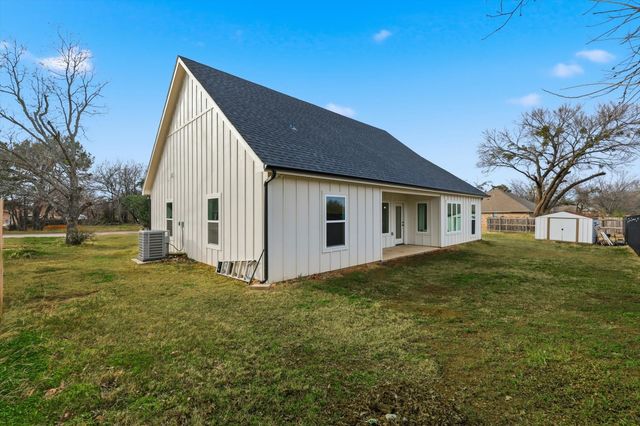 1404 17th Street, Bridgeport, TX 76426