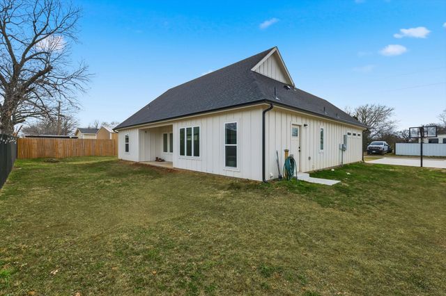 1404 17th Street, Bridgeport, TX 76426