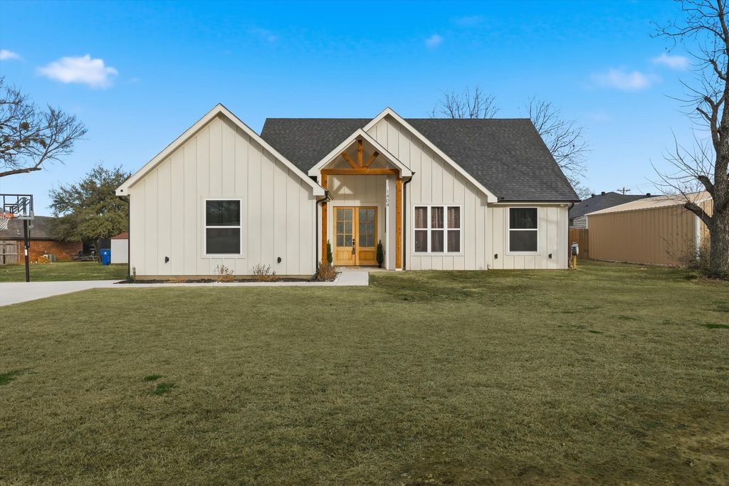 1404 17th Street, Bridgeport, TX 76426