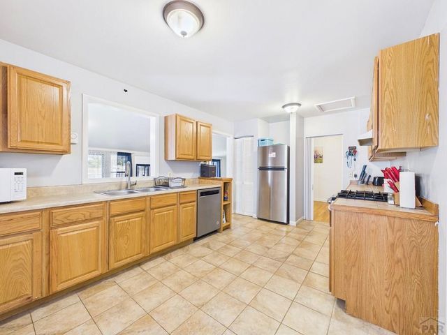 1615 Englewood Dr, Pueblo, CO 81005
